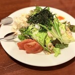 ロス・アンジェルス - ・ロス風シーズンサラダ（和国ドレッシング）　¥980
                                新鮮な朝採り自家農園産野菜とオニオンの効いた和風ドレッシングが絶品！
                                でも昔はもっと盛りが良くて
                                シーフードも大きかったような…