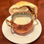 ロス・アンジェルス - ・きのこスープオープン
                                なみなみと入った48%増量中のスープがお目見え
                                パン部分をちぎってスープに浸していただくと
                                えもいわれぬ美味しさ♡
                                たっぷり入ったえのき、平茸、舞茸、マッシュルームも◎