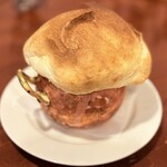 ロス・アンジェルス - ・当店自慢のきのこスープ　¥890
                                銅製の器で熱々の焼きたて提供
                                ミルク感の強い濃厚なスープに香り高いふわふわな
                                パンの帽子がベストマッチ
                                ちなみに「ミニきのこスープ ¥580」もあり〼