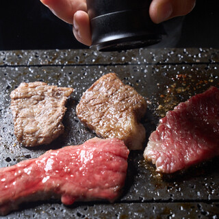 A5ランクの和牛をはじめ、全国から厳選したお肉を天然溶岩で