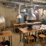 鶴松 - 懐かしさと温もりを感じる大衆感あふれるテーブル席。