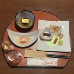 旅館山翠 - 前菜　　　海鮮マリネ
      　　　　　鮪の生ハム 
      　　　　　きゃら蕗
      　　　　　紅葉麩
      　　　　　鴨肉のロースト　　　　　　　　　　　　　小鉢　　　トウモロコシ豆腐