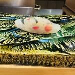 鮨shizuku 西天満 - 透ける絵柄を錦鯉に見立てたヒラメ