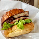 Burger & Smile Maker's - 厚切りベーコンバーガー、パティと同じくらい厚切りのベーコン入ってます（笑）