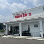Burger & Smile Maker's - お店外観、白くて綺麗なお店です✨