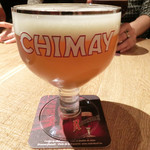 ラ・クローヌ - シメイホワイト生 972円。各ビールに合わせたグラスで提供されます。