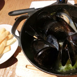 ラ・クローヌ - 国産 ムール貝のベルギービール蒸し Ｍサイズ（8個入り）1,490円。