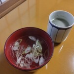 鮨 うみねこ - ランチにセットのお吸い物とお茶
