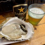 あかつ水産 - 一口で食べられないほど巨大な生牡蠣（岩ガキ）