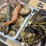 あかつ水産 - 左の浜焼きセットは3,000円