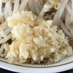 ラーメン もっけだの - 『ラーメンニンニク野菜マシマシ』のニンニク