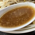 ラーメン もっけだの - 『ラーメンニンニク野菜マシマシ』のスープ