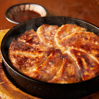 愛情たっぷり博多鉄鍋餃子★お店で一番手間暇かけて作ってます！