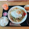 焼そば家 こう - しお焼そば、麺1.5玉のランチ定食です。（2025.8 byジプシーくん）
