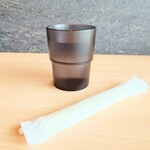 うな賀 - 着席後すぐに提供してくれる、"紙おしぼり"と冷たい"お水"。