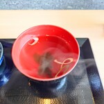 うな賀 - 熱々の提供が嬉しい、お吸い物。