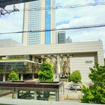 うな賀 - 壁一面の大きな窓からは、お向かいの新国立劇場〜NTT東日本本社〜パークハイアットが見えます。