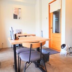 うな賀 - 玄関前は、四人掛けテーブルと二人掛けテーブル。