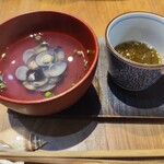 魚食堂 きてれつ 堀留町店 - お通し（しじみ汁ともずく酢）