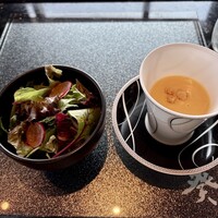 鉄板焼 葵 - サラダ(左)，コーンポタージュ(右)