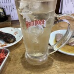 大衆酒場 まるは - ホワイトホースハイボール（ひとくち飲んじゃいました）
