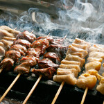 もつ焼角吉 - 料理写真:焼いているシーン