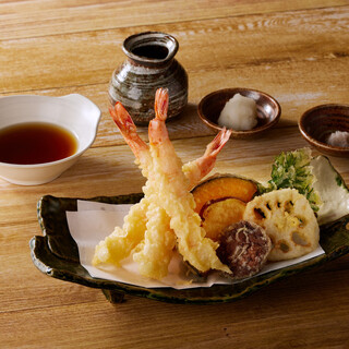 四季それぞれの恵みを楽しむ一皿に、新たな創作蕎麦もございます