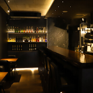 ビストロ×バーの二つの顔を持つ、洗練された上質な空間