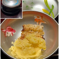 銀座うち山 - ゴールドラッシュのかき氷、焼き鰻添え
                      器はご主人のデザイン