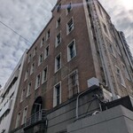 割烹蒲焼 横浜八十八 - 店の入り口とは反対側にある「都南ビル」の入り口。歴史を感じるレトロなままの佇まい。