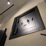 割烹蒲焼 横浜八十八 - 壁面にある重厚な金庫！