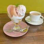 かどでcafe - 桃のパフェ　自家製桃のアイスとコンポートがとても美味しかったです♪