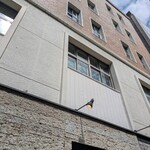 割烹蒲焼 横浜八十八 - 店の入り口から見上げたところ。