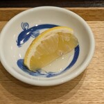 割烹蒲焼 横浜八十八 - 「鰻に足りないのはビタミンCなので」ということで「レモンの蜂蜜かけ」が添えられていました。食後のお口直しに二人同時にパクリ！「すっぱ〜〜〜っ！」　まるで罰ゲームかのように楽しんじゃいました♪