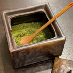 割烹蒲焼 横浜八十八 吉田町店 - 青々とした「山椒」。かなりの純度のようで、掛け過ぎると舌が痺れ鼻もグズグズ…それでも掛けちゃう、痺れる美味しさです！