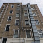 割烹蒲焼 横浜八十八 - 側面から見た「都南ビル」。