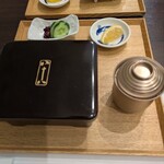 割烹蒲焼 横浜八十八 吉田町店 - 注文を受けてから蒸し上げる「鰻重」は30分ほど時間がかかるとのことでした。温かいお茶をいただきながら、ツレとのお喋りタイム突入〜！