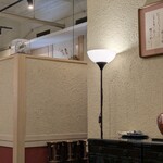 割烹蒲焼 横浜八十八 - 天井の配管をあえて剥き出しにしてあるので、ノスタルジックを助長しています。