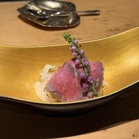 鉄板焼 にし田 - 黒毛和牛のお造り【和牛の昆布締め】
                      ローストビーフは花穂紫蘇のトッピングが可愛い。玉ねぎのマリネつき