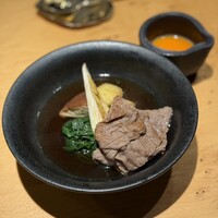 鉄板焼 にし田 - 和牛のすき焼き仕立て
                    仙台牛でした。春菊、長葱、どんこ椎茸、紅はるか入り