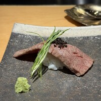 鉄板焼 にし田 - A5ランク黒毛和牛の炙り寿司
                    近江牛のカイノミ