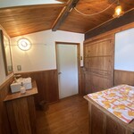 小豆カフェ - 広くて綺麗なトイレ。オムツ台(右のやつ)まであるのは、感動！