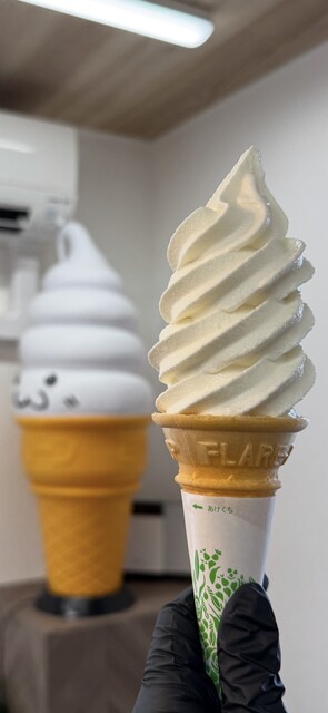 そふとくりーむ ソフトクリーム (渋川市・伊香保グリーン牧場) . 榛名山のふもと
