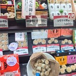 崎陽軒 - ビッグシウマイからパカーンと小さなシウマイ出てきてました　これだけ通い詰めてるのにこんなサンプルあるんだと驚いたの図