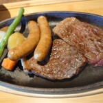 ゆうぼく民 - 料理写真:日替りステーキランチセット2,500円(サラダ、ライス付き)、無添加ソーセージ2本250円✨この日はイチボ。はなが牛の旨みがギュギュッと味わえます。ソーセージは焼き目が惜しいがパリッと弾ける食感◎