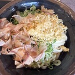 讃岐うどん むらさき - 追い鰹節・天かす・刻みネギをしたぶっかけうどん