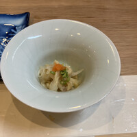鮨と天草大王 天音 - 天草大王（鶏肉）の突出し。鳥の旨みが口いっぱいに広がります。食欲を誘う一品。