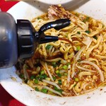 ラーメン二郎 - 赤酢投入～♪