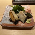 すが弥 - 房州の黒鮑　蒸しと蒸したあとバター醤油で焼いたもの