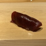 すが弥 - 赤身　海苔を挟んで